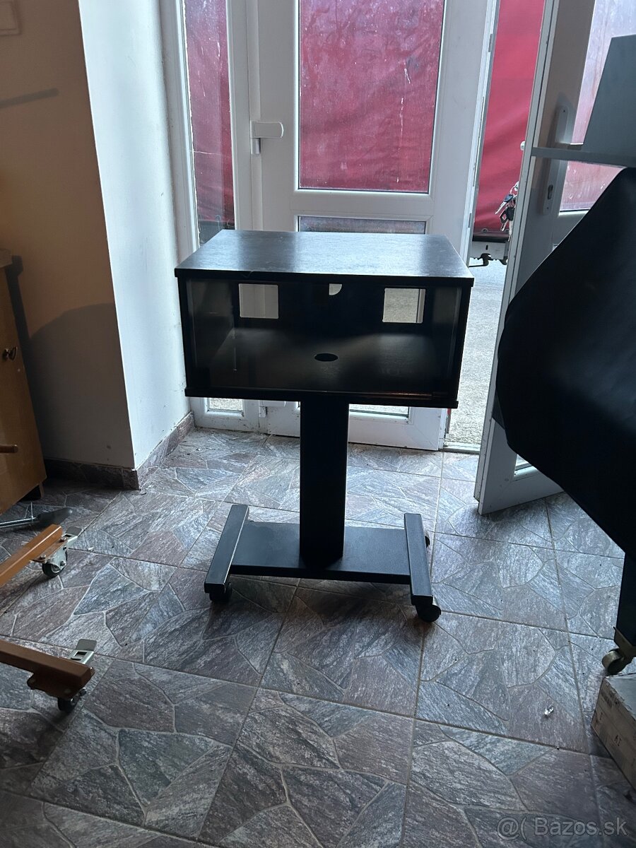 Stol,stolík pod televízor,písaci stôl…