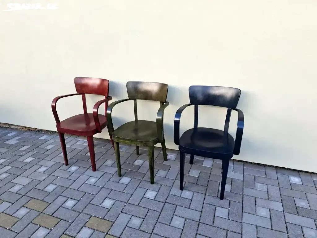 Křesílka Thonet v barevném provedení po renovaci