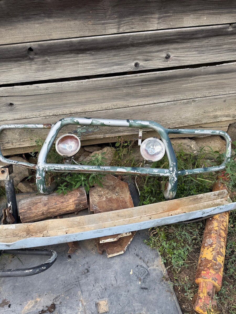 Lada Niva predný ram