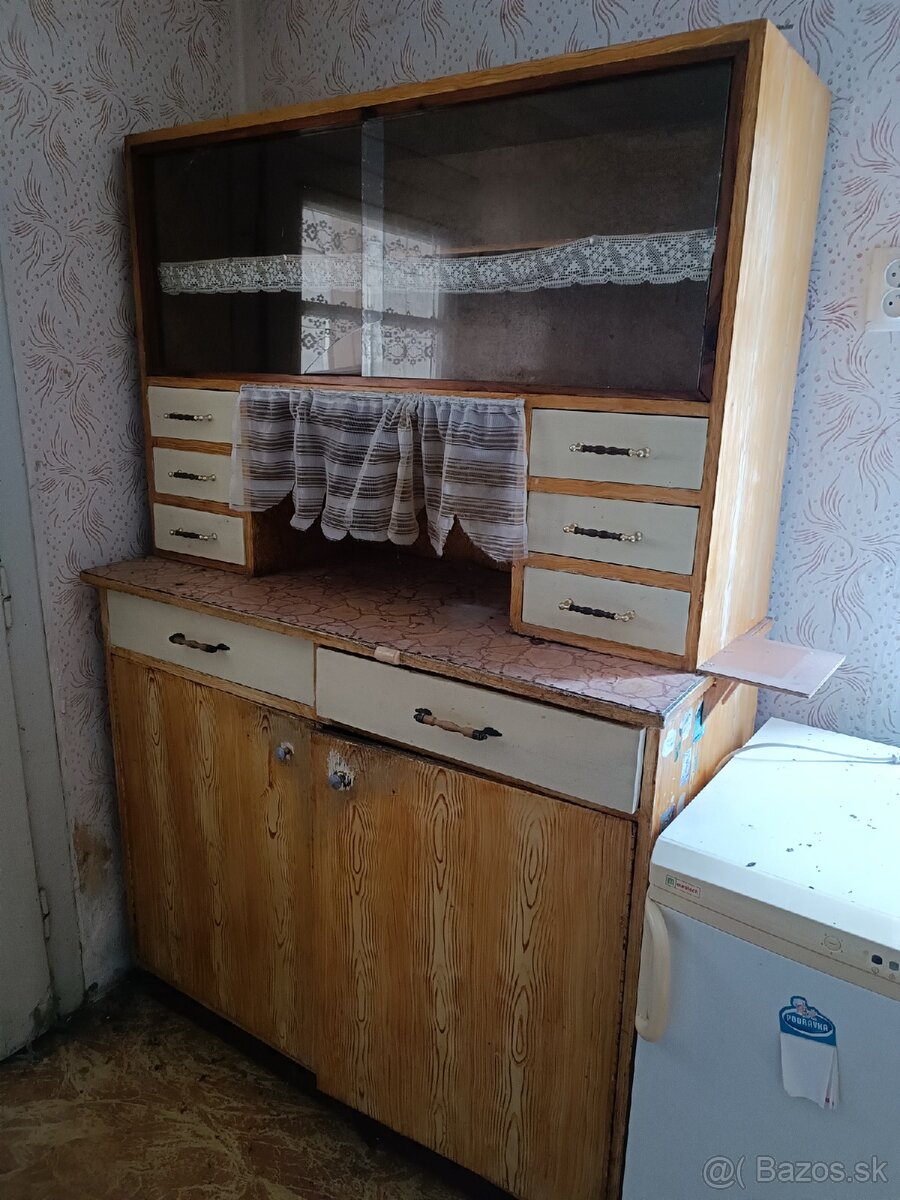 Sekretár starožitný