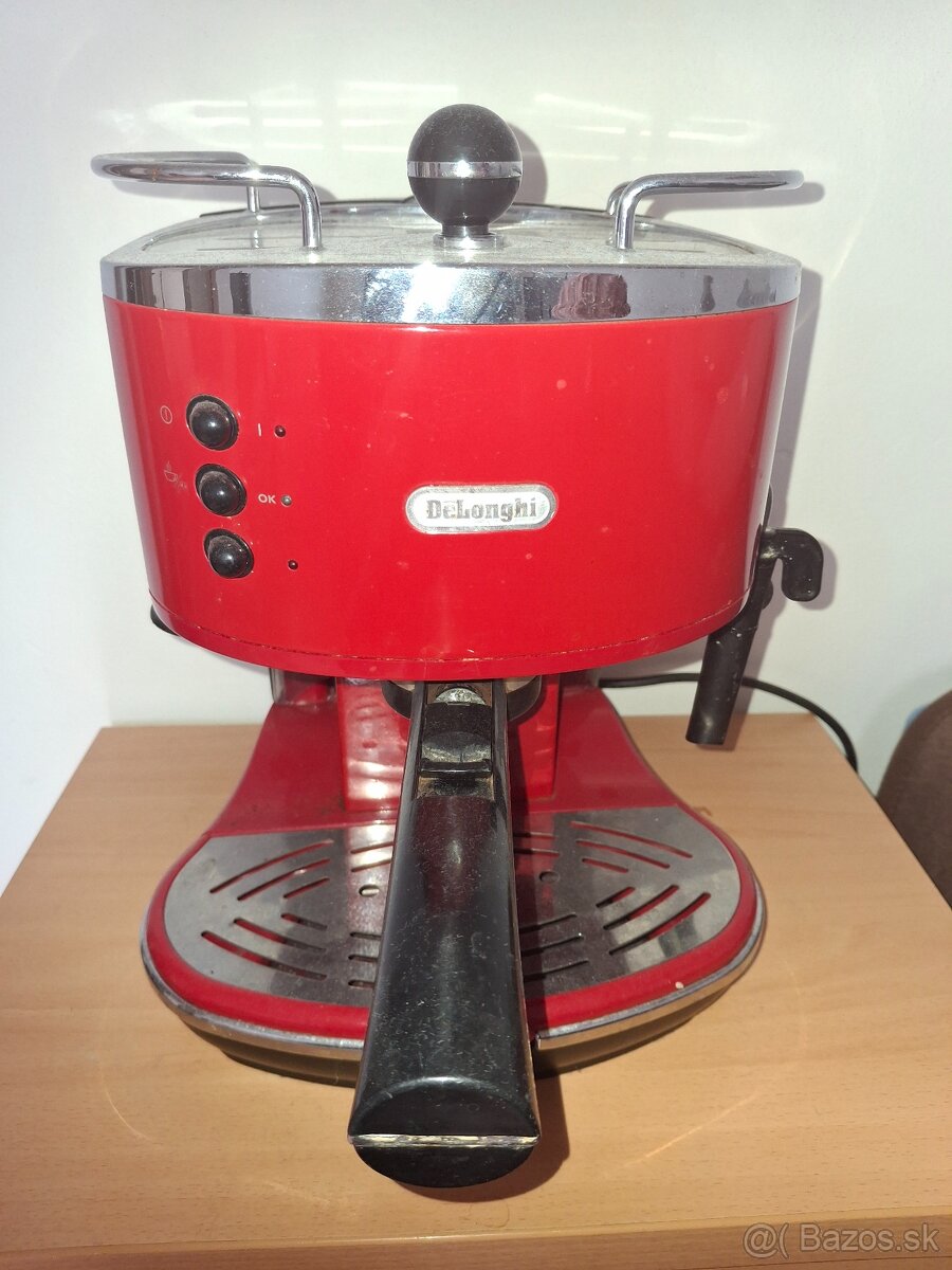 Pákový kávovar Delonghi ECO 310 R červený