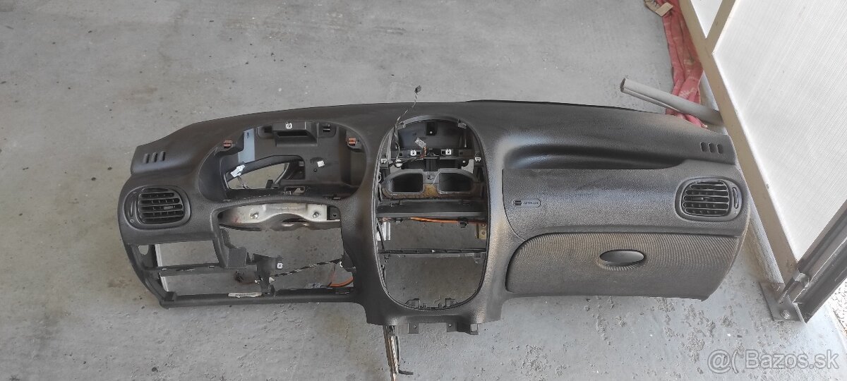 Peugeot 206 prístrojová doska