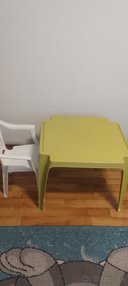 Plastový stolik a stolicka