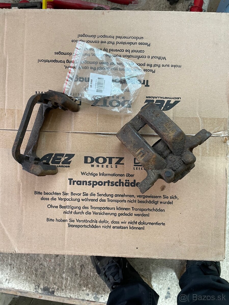 Brzdovy strmen a držiak na nissan quashqai 2