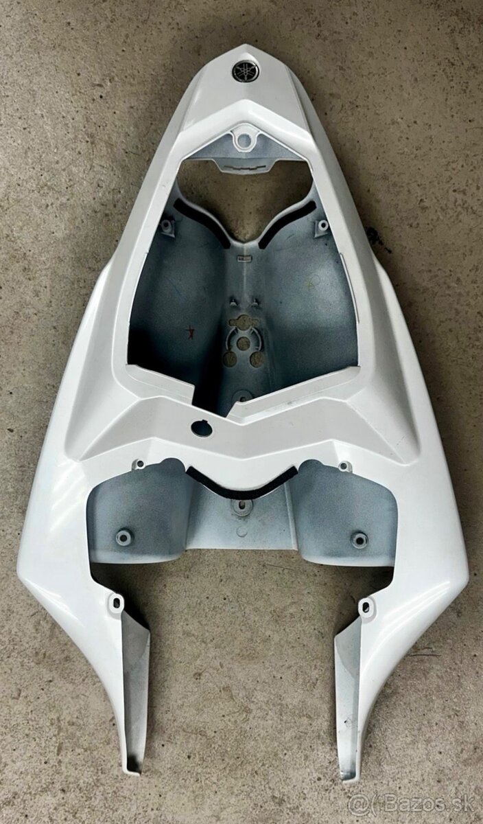Yamaha YZF-R1 RN22 podsedadlový plast