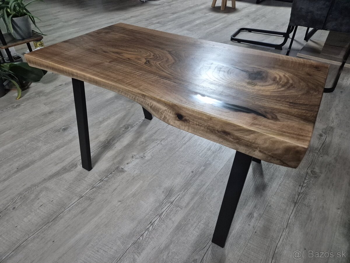 Epoxidovy konferencny stolíķ Orech