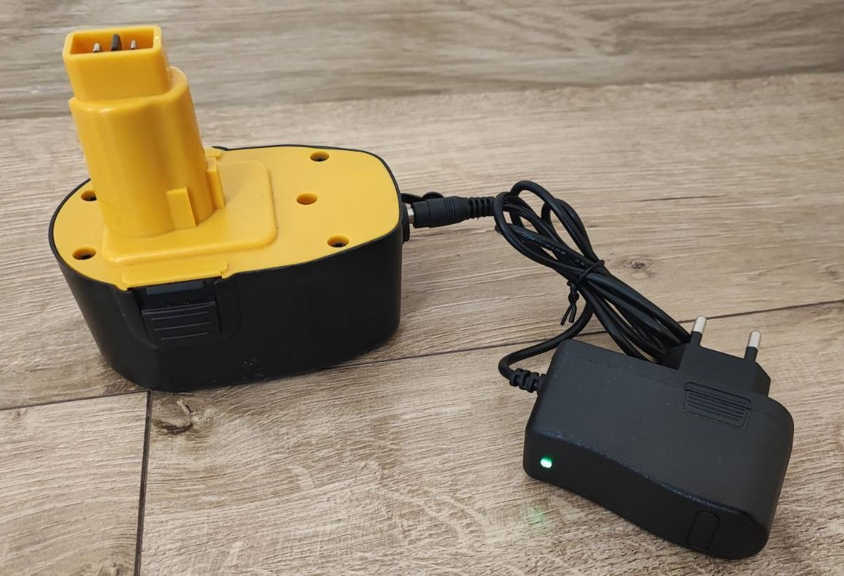 Li-Ion akumulátor 14,4V-3Ah s nabíjačkou pre náradie DeWalt