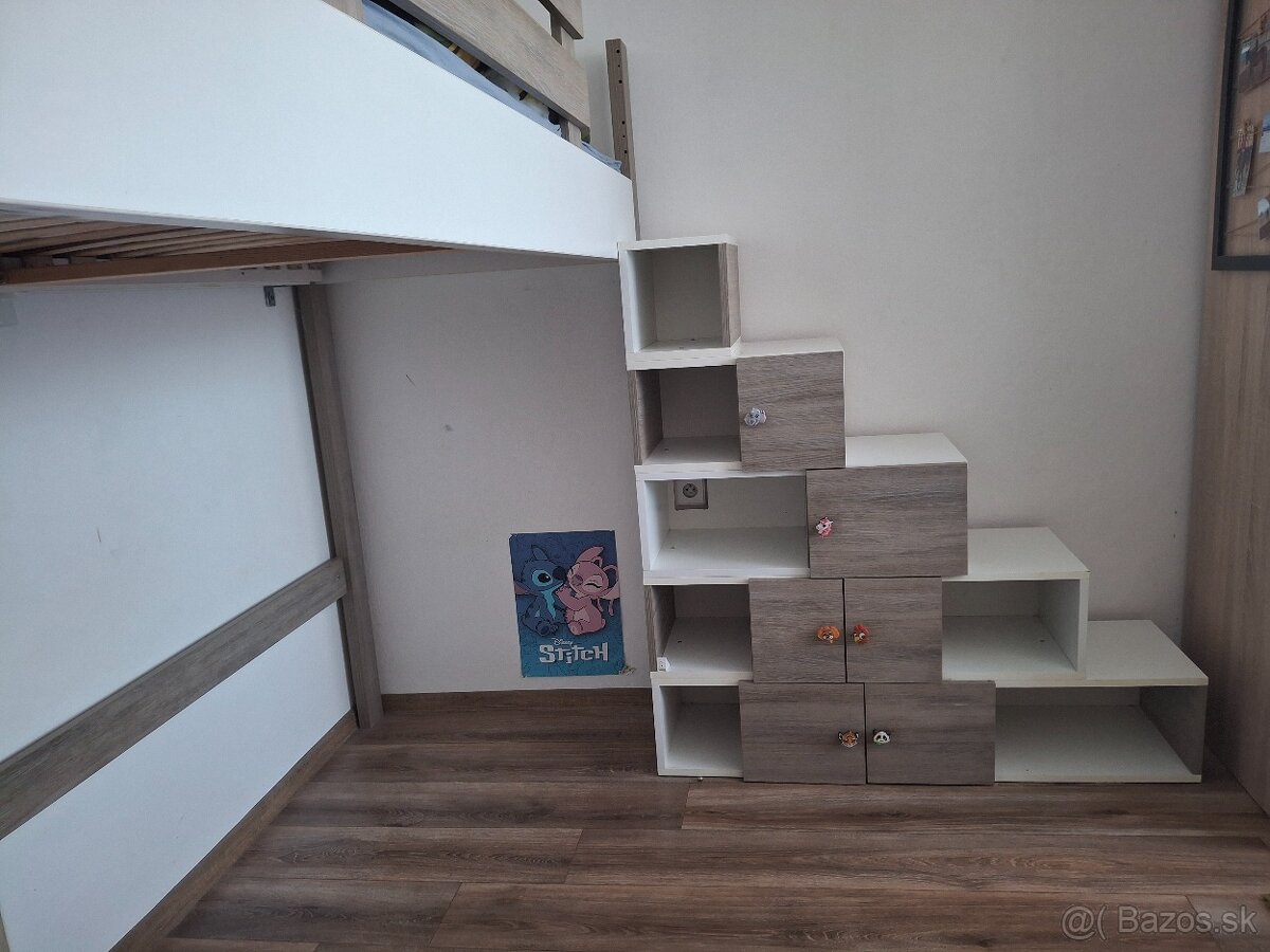 Detská posteľ s matracom a schodíkmi
