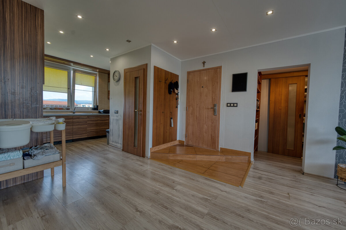 Priestranný 3-izbový byt s balkónom – Kežmarok, Horný Juh