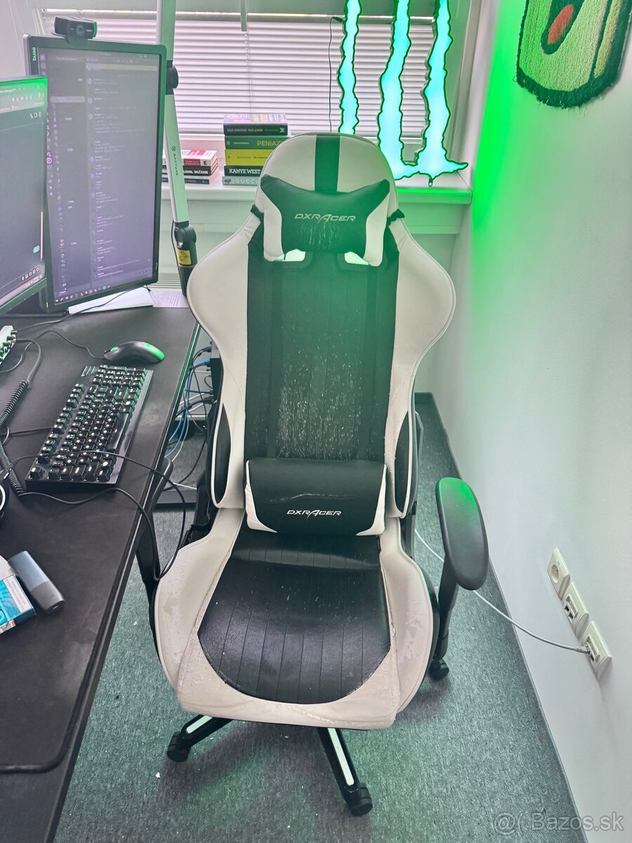 Predam hernu stolicku DXRACER