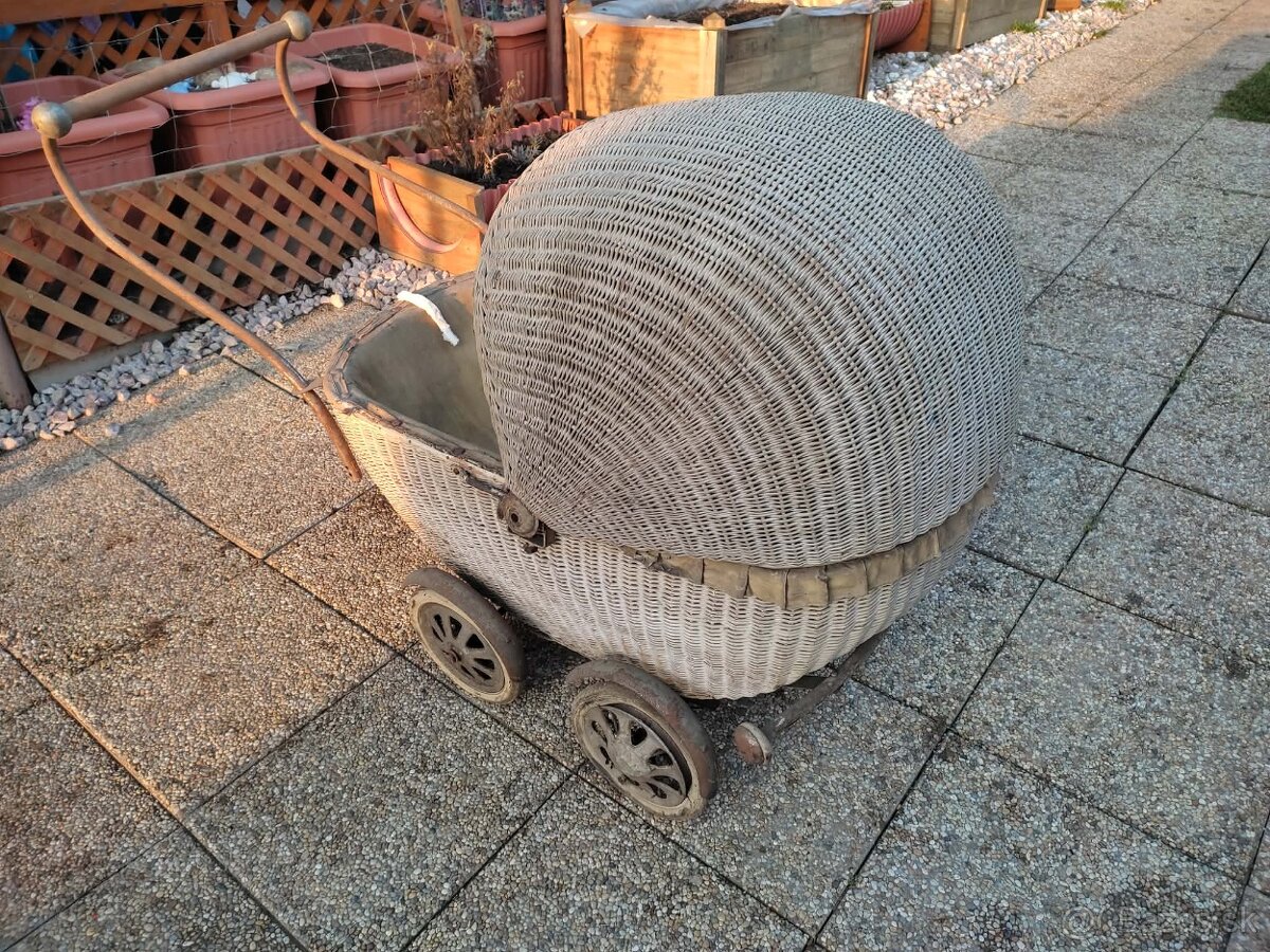 Starožitný kočiar kocik