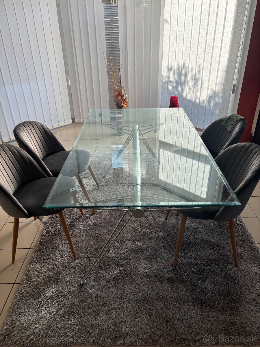 Predám sklenený jedálenský stôl
