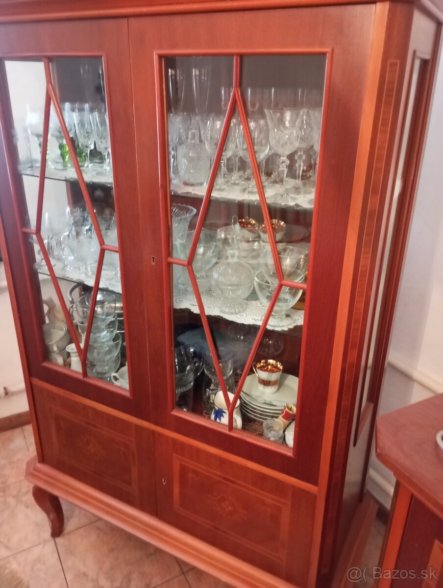 Predám komodu, vitrínu. Cenu ponúknite