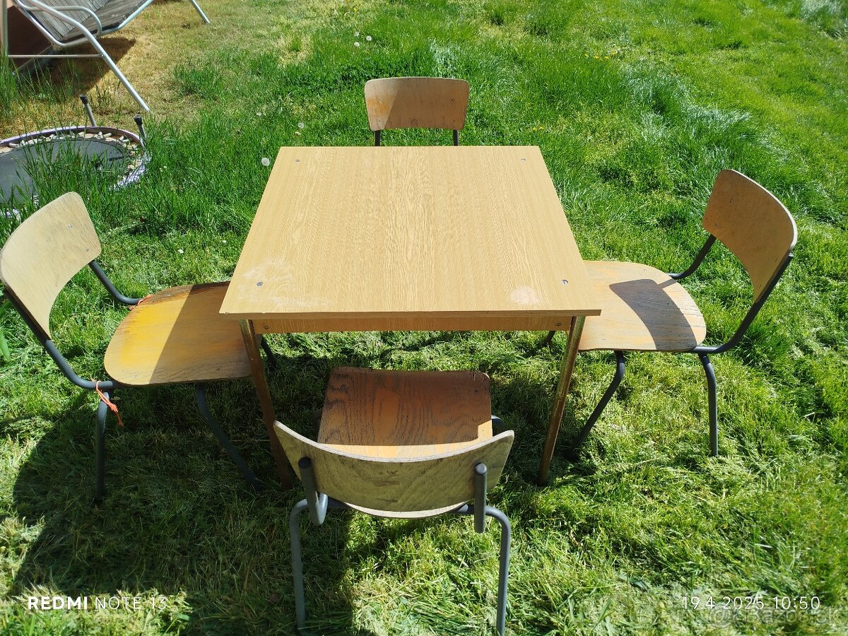 Starší komplet stol a stoličky