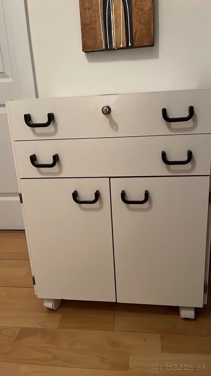 Skrinka na kolieskach