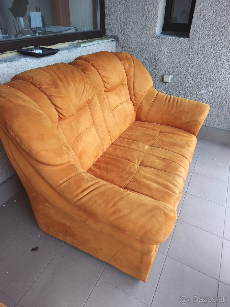 Ponúkame za odvoz: sedačku, stoličky,stoly,