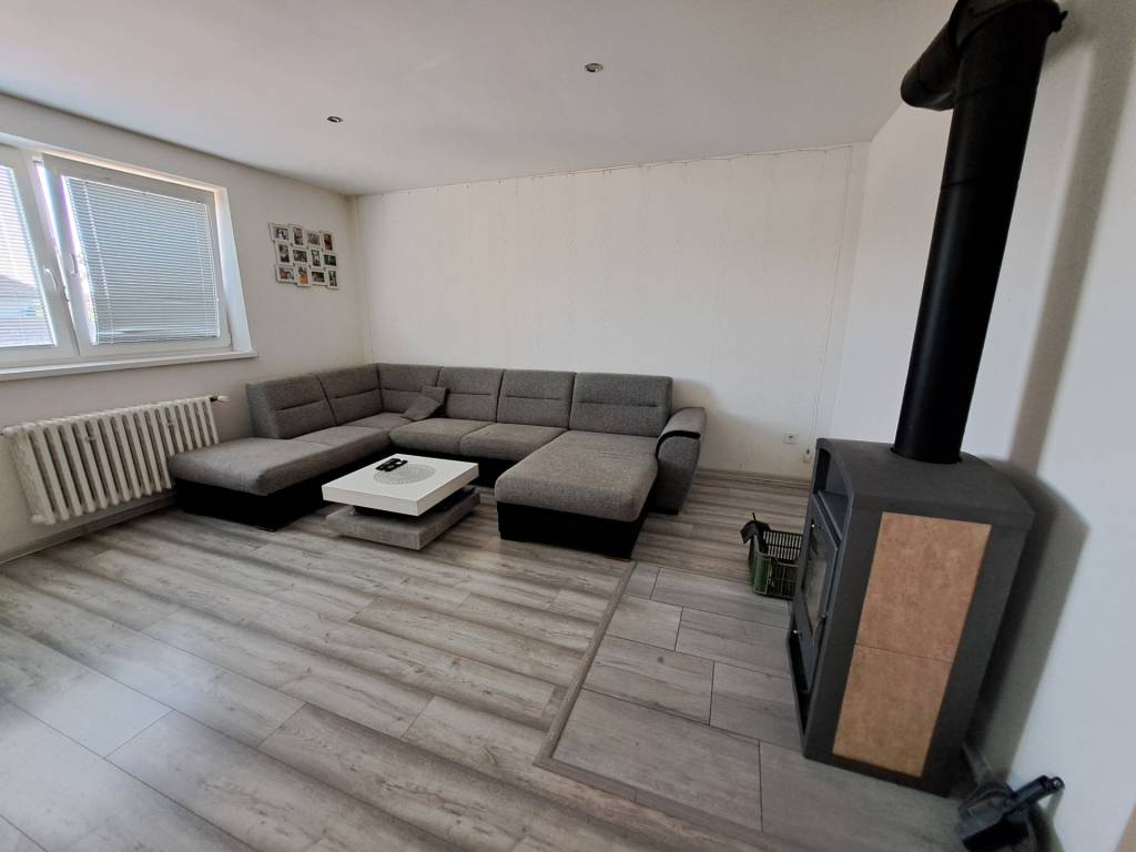 Predáme rodinný dom, pozemok 956 m2, Kmeťovo, okr. Nové Zámk