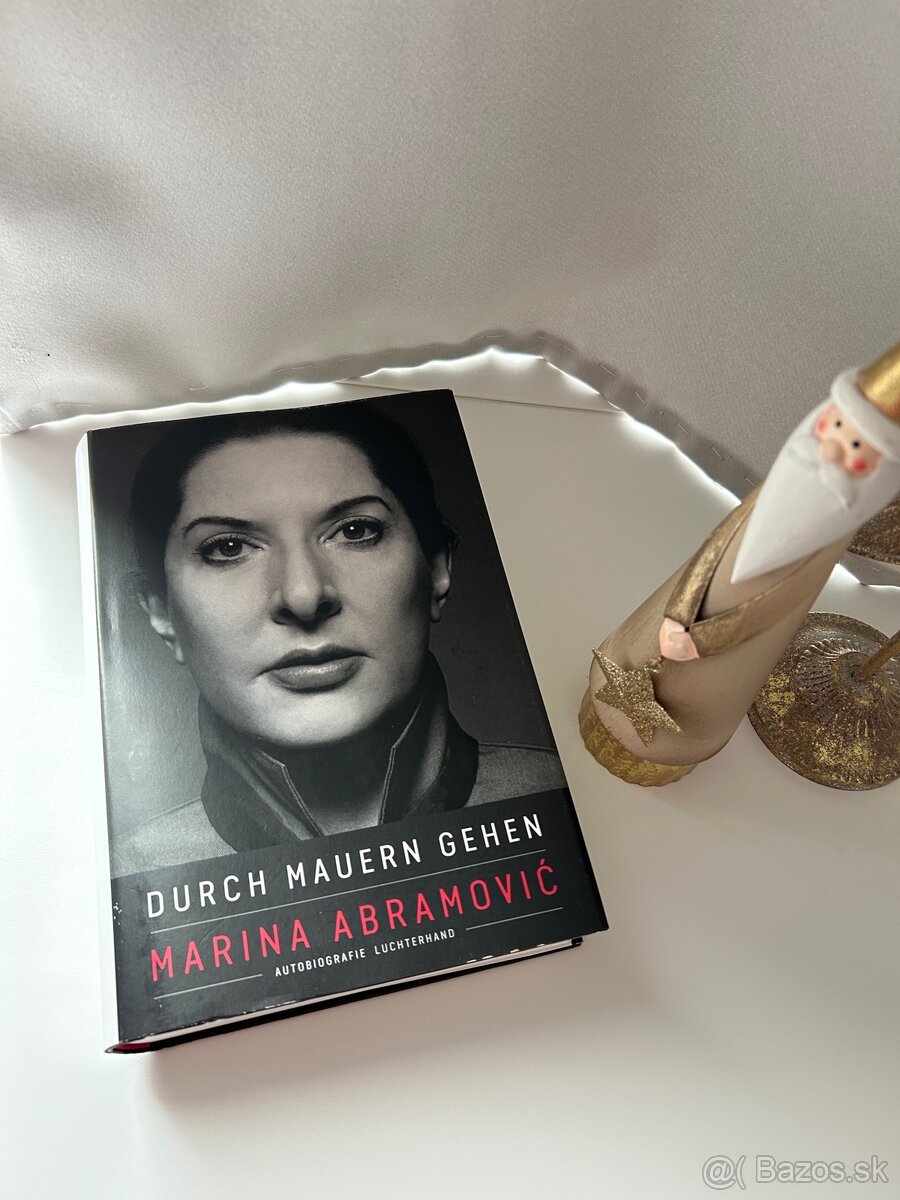 NOVÁ: Marina Abramovič „Prejsť cez steny“, nemecký jazyk