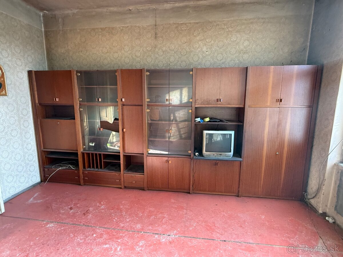 Darujem obývaciu stenu