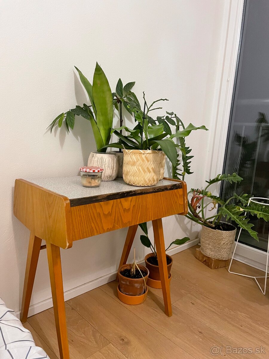 Odkladací nočný stolík