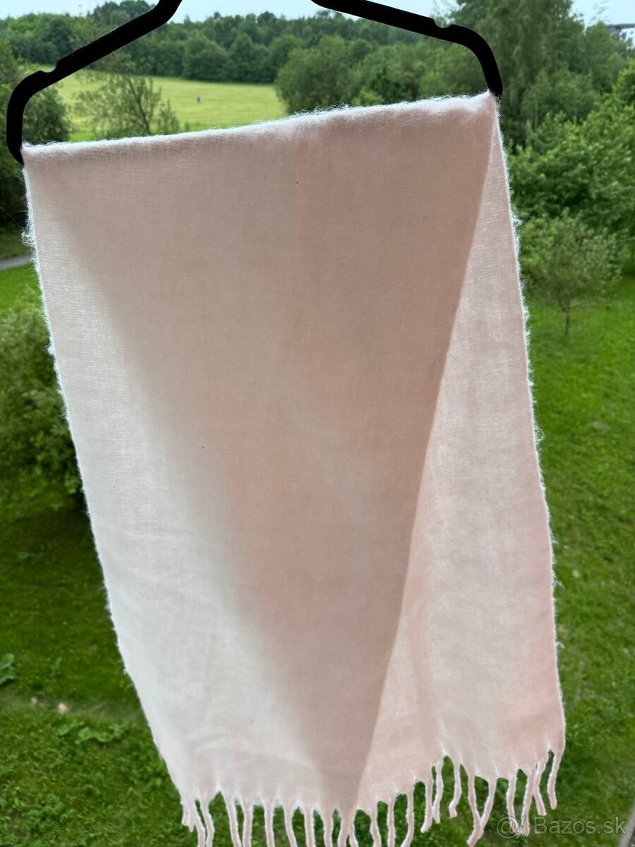 Biely šál – jemný, elegantný