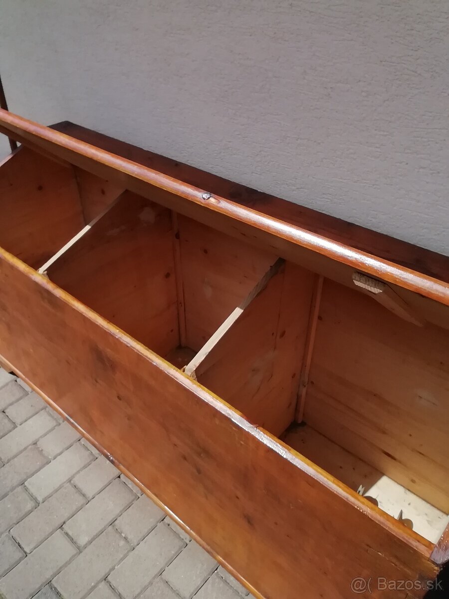 Trojdielna drevená almara na prádlo