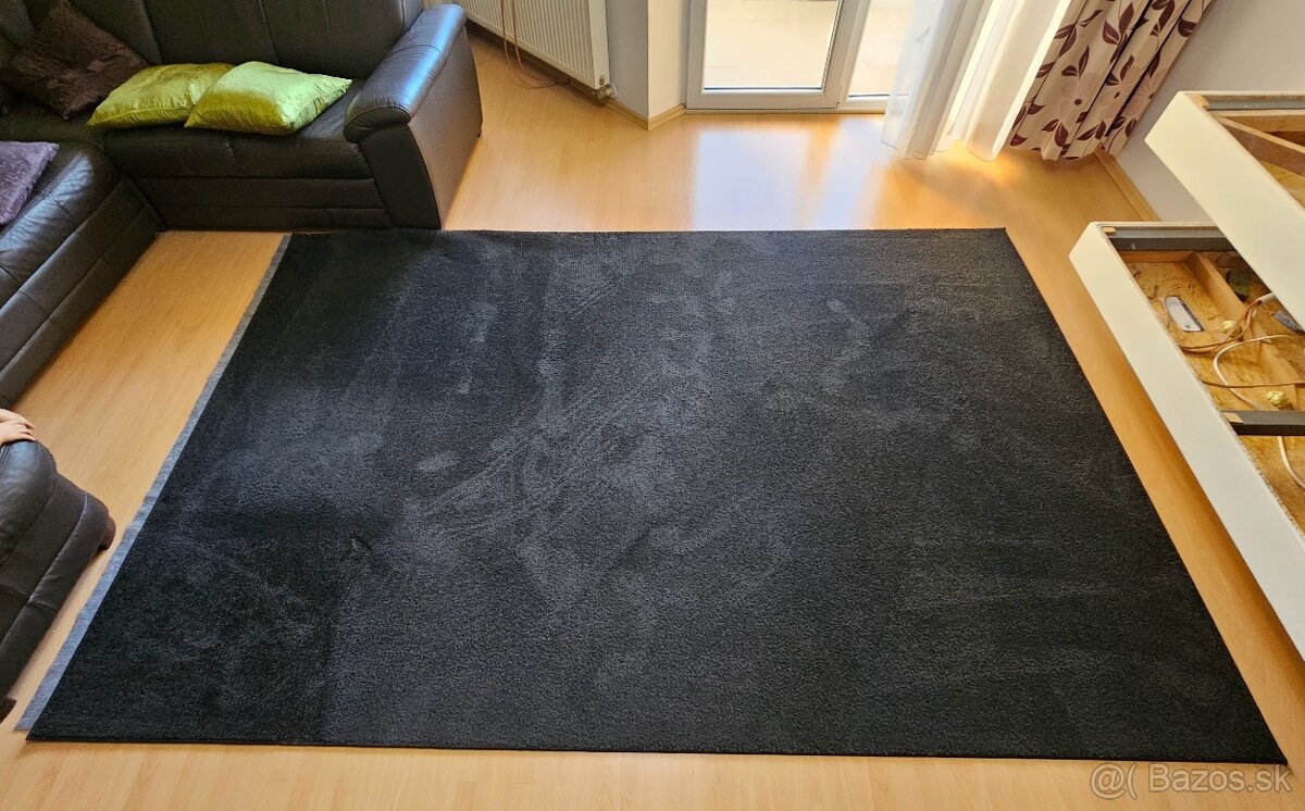Cierny tmavy koberec IKEA 200x300 cm (2x3 m)