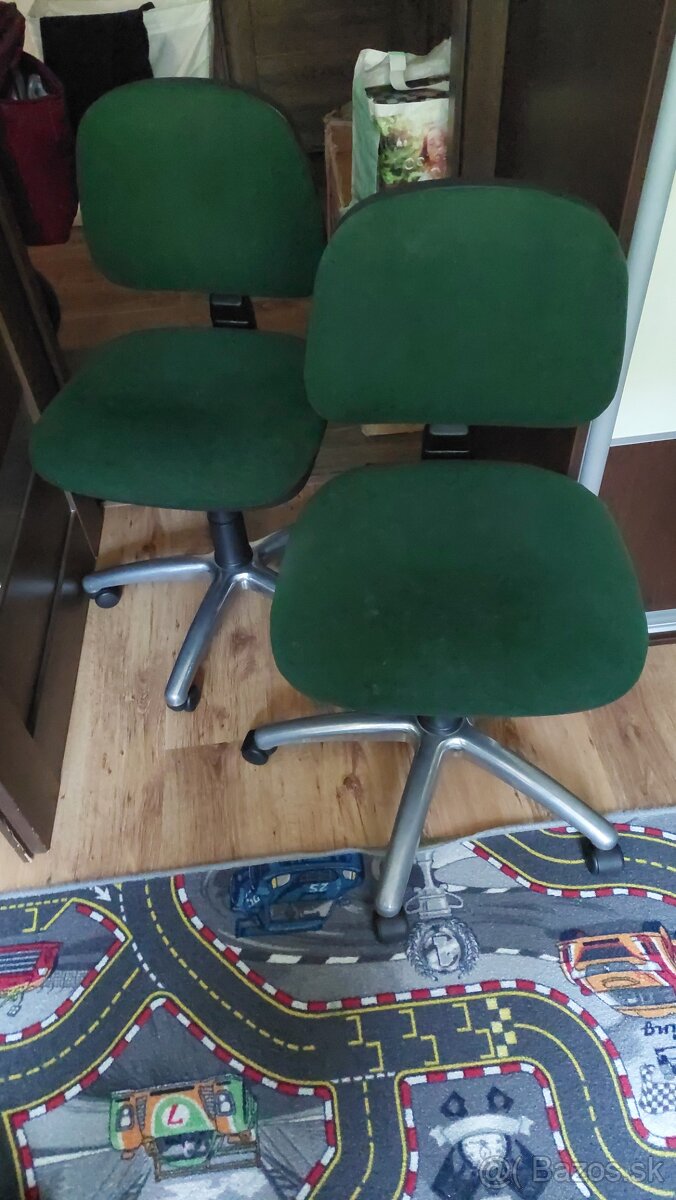 Darujem 2 zelene stolicky
