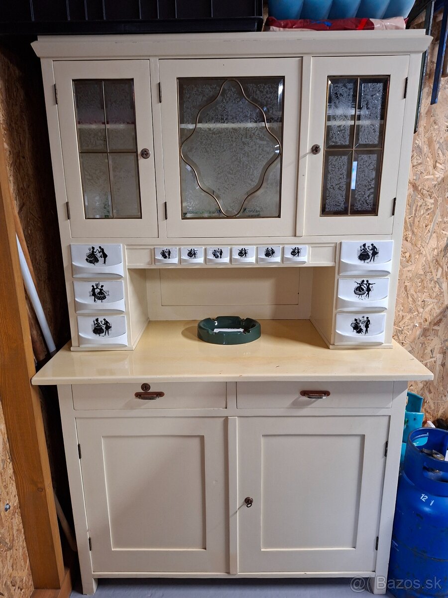 Starožitný kredenc