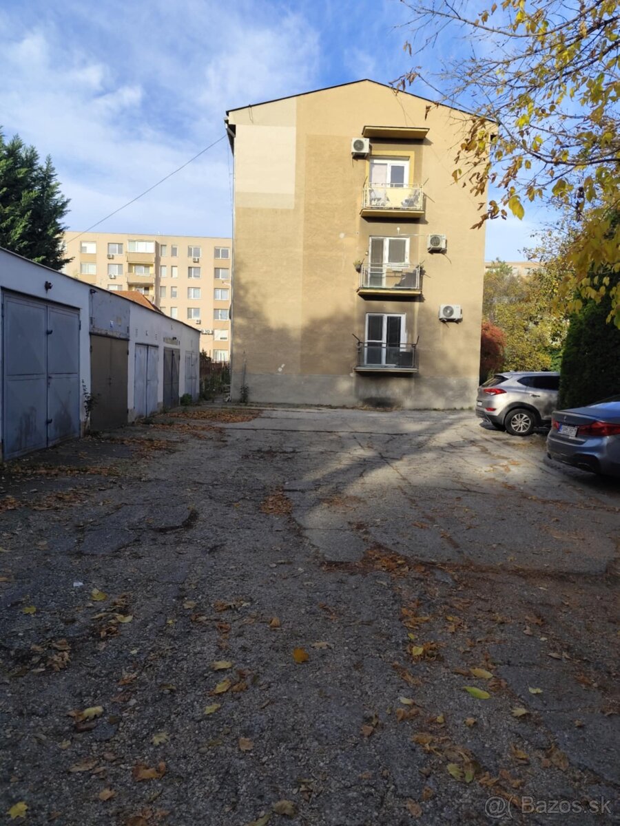 Predaj 3-izbového tehlového bytu s balkónom a garážou