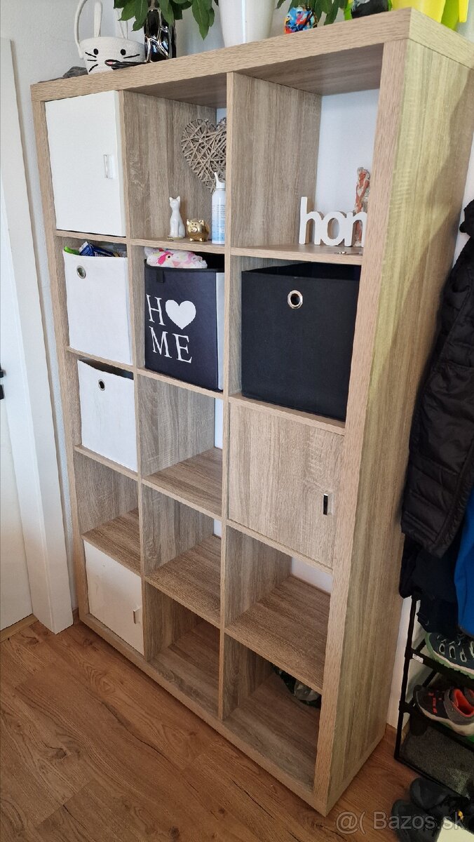 Drevený regál, vitrina