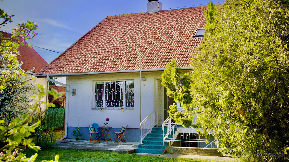 Veľký RD: 6 izieb, 2 kuchyne, 2 kúpelne, pivnica, garáž, 100