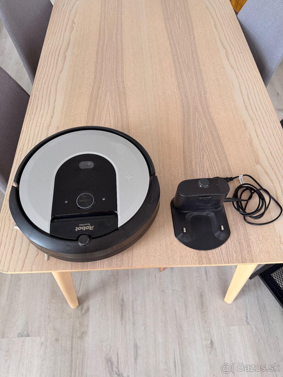 Robotický vysávač iRobot Roomba i7