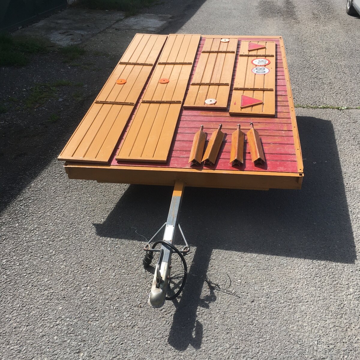 Prívesný vozík s malými kolesami.