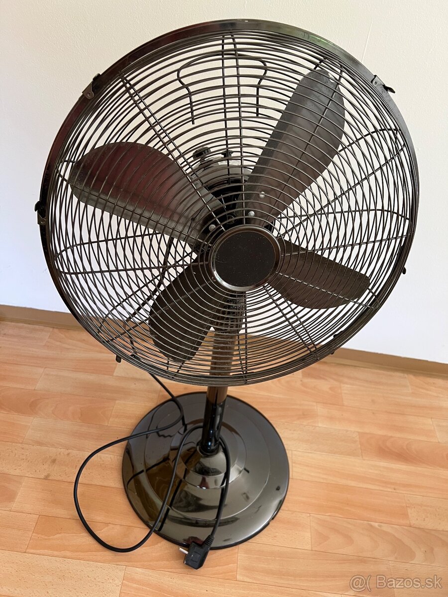 Veľký stabilný stojanový ventilátor