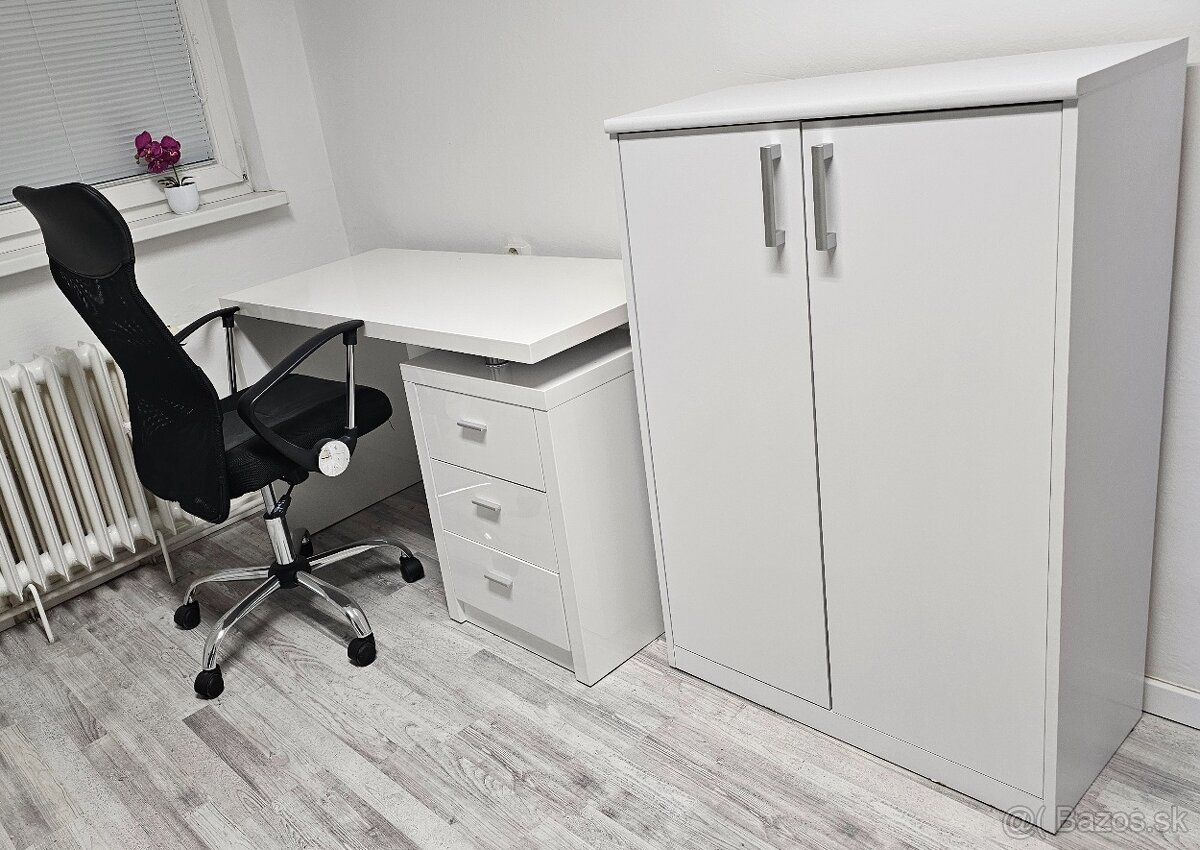 Písacie stoly, kancelárske stoličky, skrinky, gauč, stolík