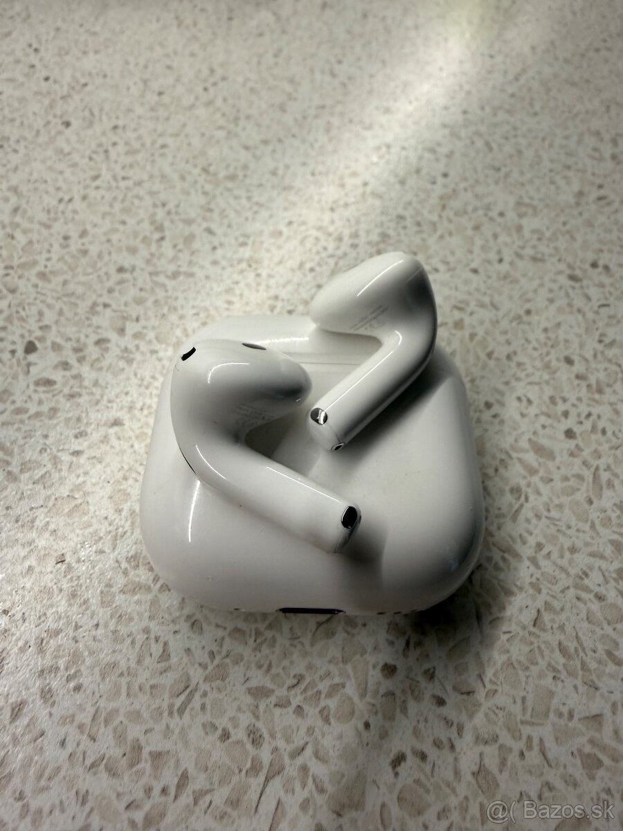 Predám Apple AirPods 4 s aktívnym potlačením hluku