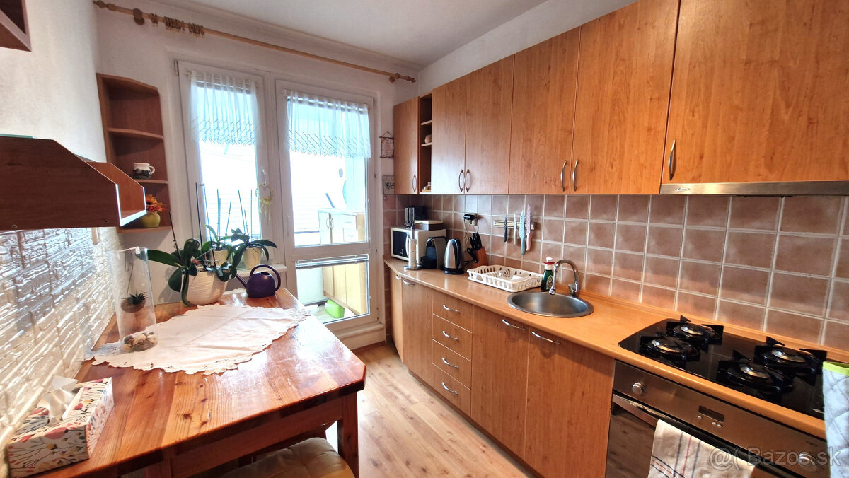 PRENÁJOM, 3 - izbový čiastočne rekonštruovaný byt, Sásová, M