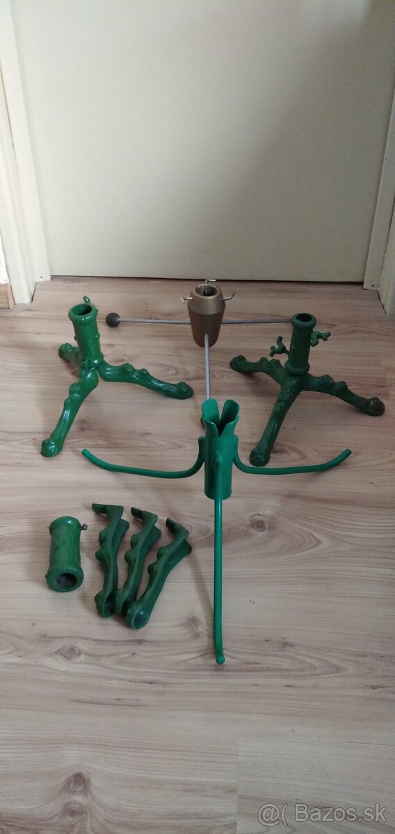 Retro liatinové stojany pre vianočný stromček