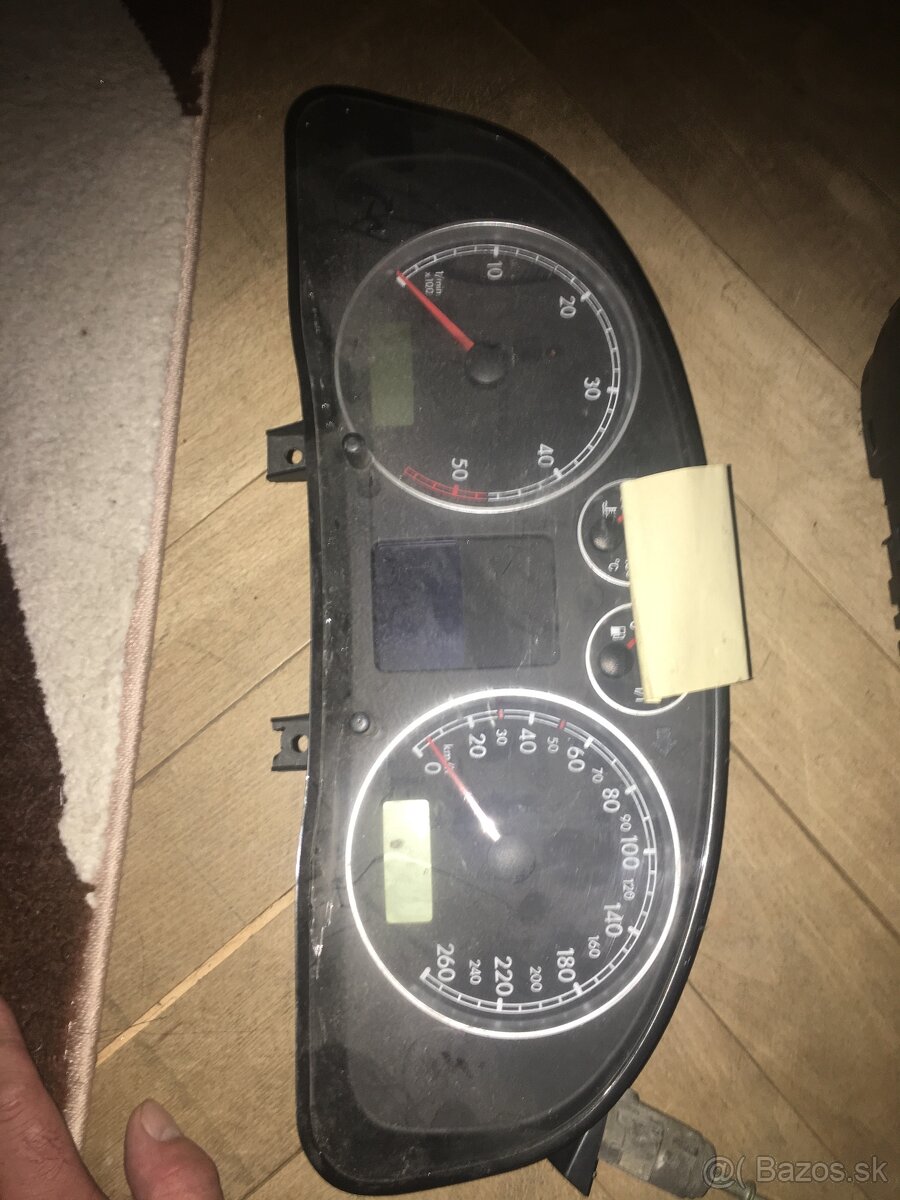 B5. 5 polodot budiky