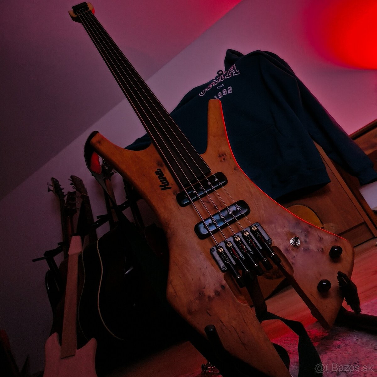 Basgitara basa 5 strunová fretless headless