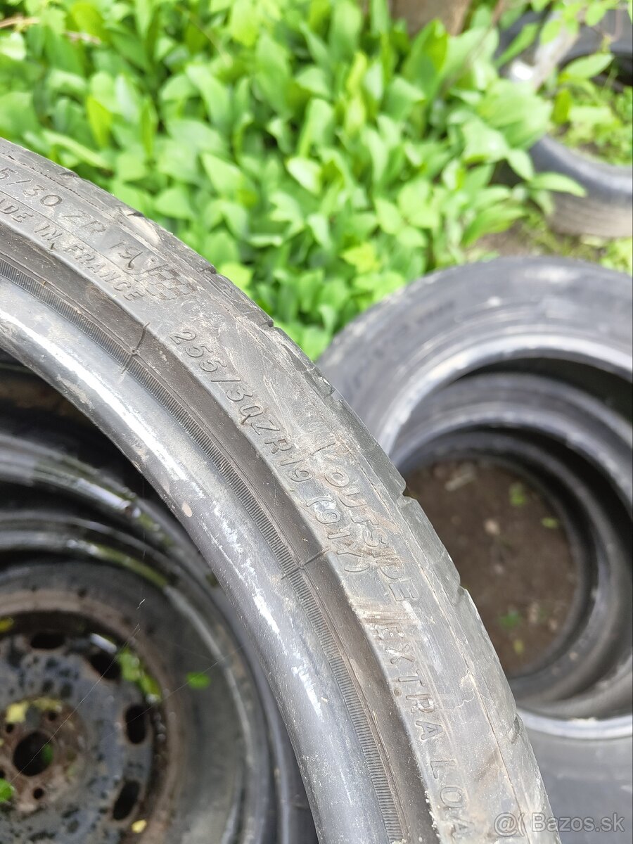 255/30 r19
