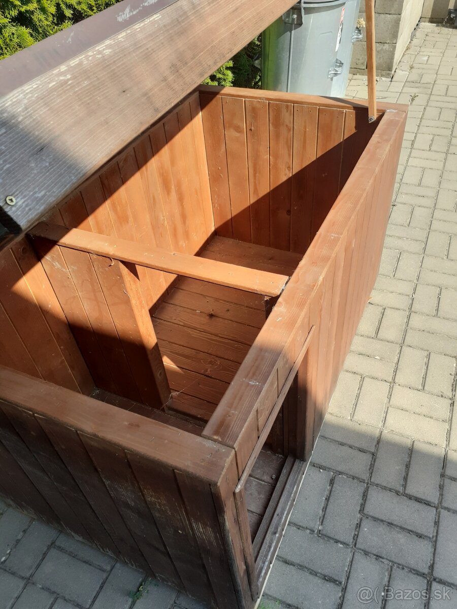 Zateplenú búdu pre psa.