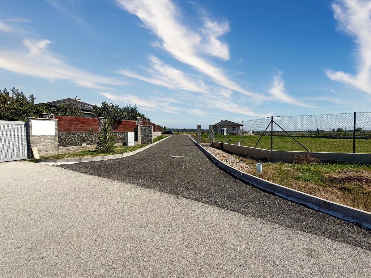 Slnečný stavebný pozemok o výmere 633 m2, Blatné