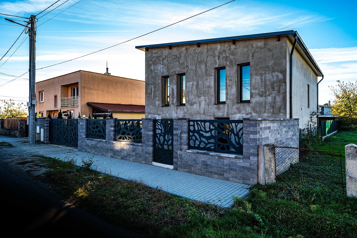 ČAŇA-priestranný holodom, 2 podlažia,4x izba, studňa
