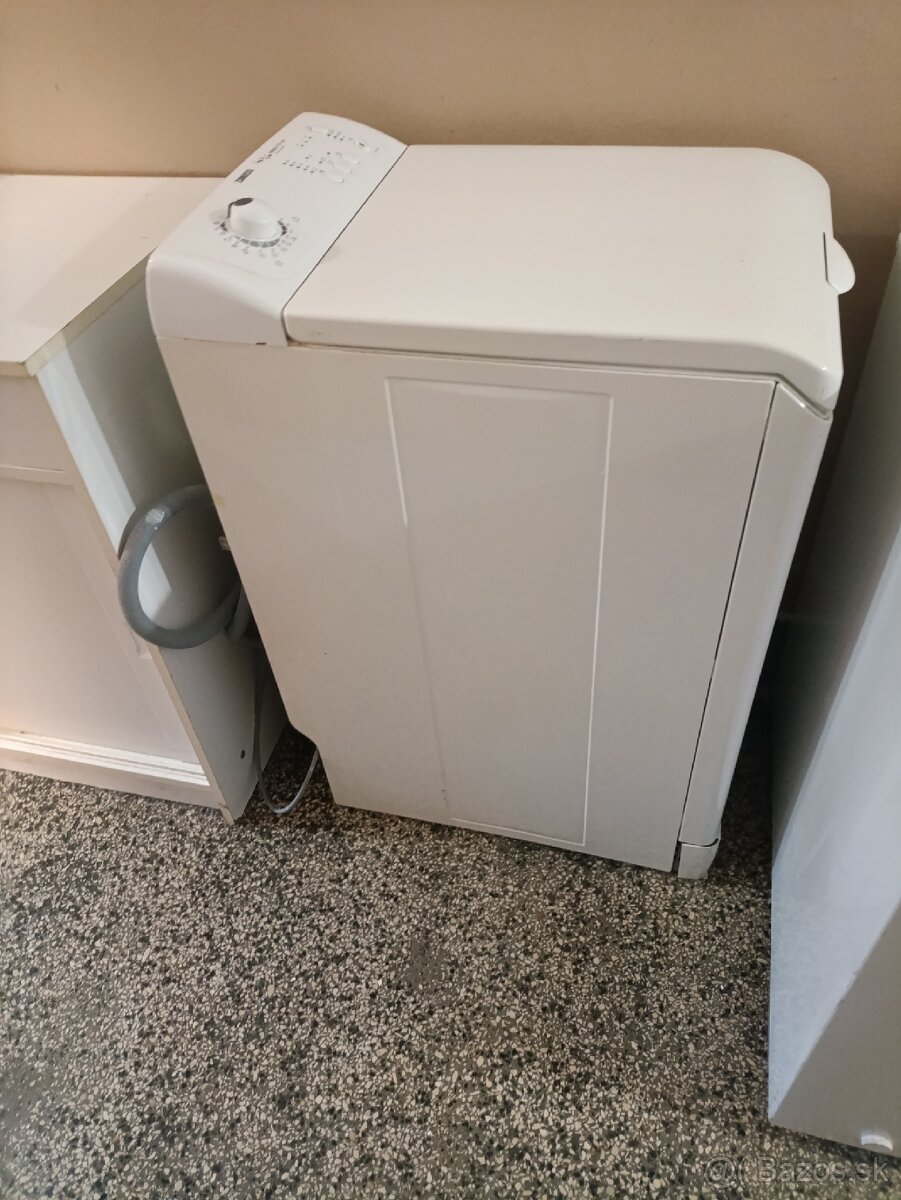 Vrchom plnena práčka Zanussi