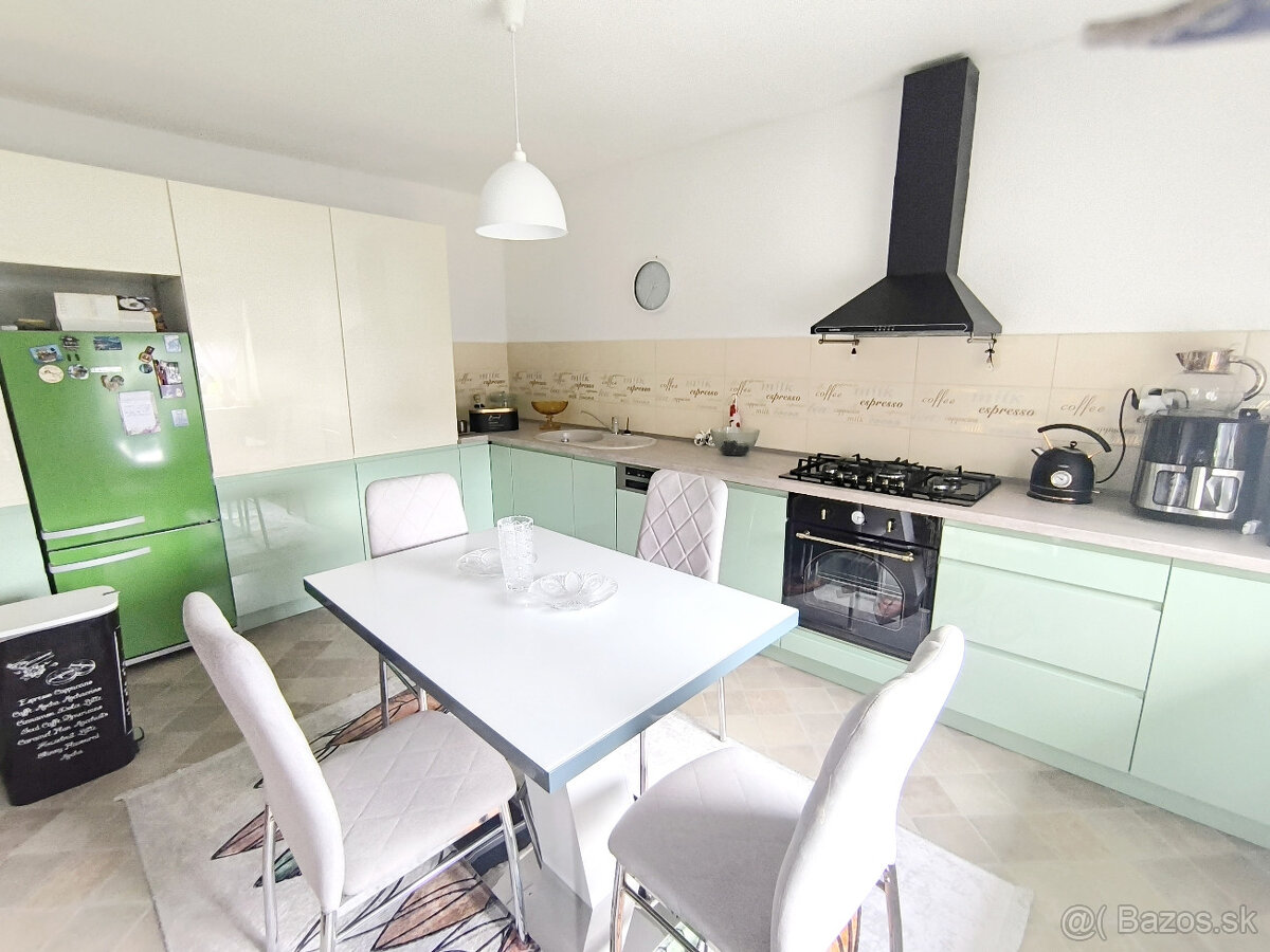 JEDINEČNÝ RODINNÝ DOM VHODNÝ AJ AKO CHALUPA PO KOMPLETNEJ KV