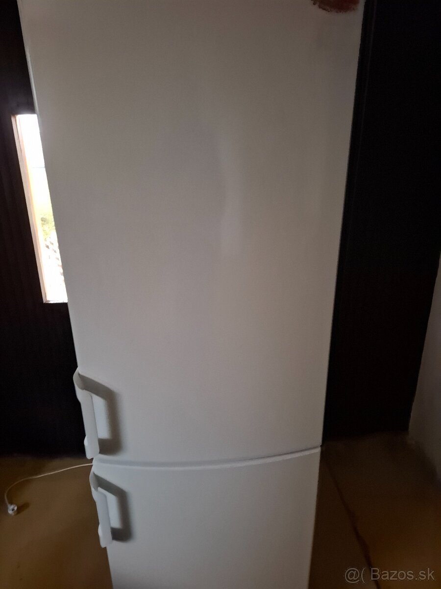 Predam chladnicku s mraznickou.