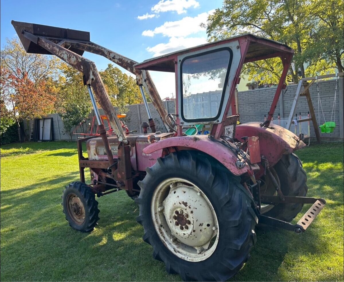 Čelný nakladač na traktor