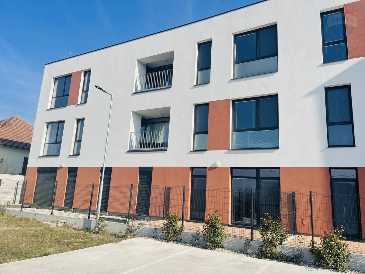 PRENÁJOM: 1IZBOVÝ KOMPLETNE ZARIADENÝ BYT S PARKOVANÍM, ŠAM